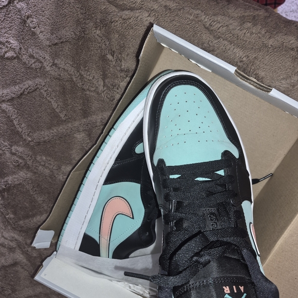 Nike Air Jordan 1 Low - Mint Teal with Peach Swoosh - Picture 2 of 4